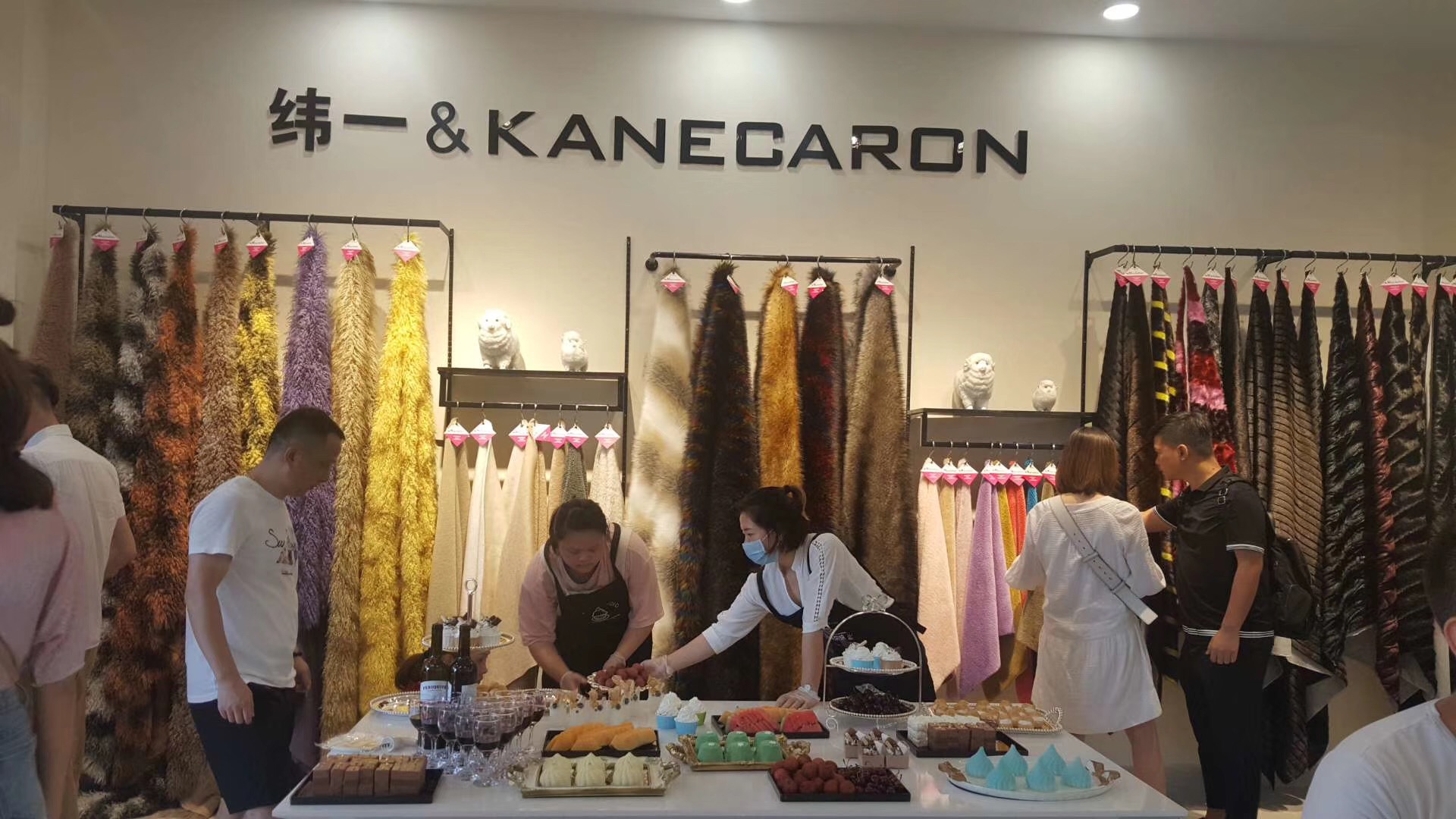The market is expanding again, and Weiyi artificial fur Haining store opens.
